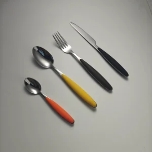 Juego de Cubiertos con Mangos de Plástico Personalizados de Elegante Diseño para Comedor Moderno
