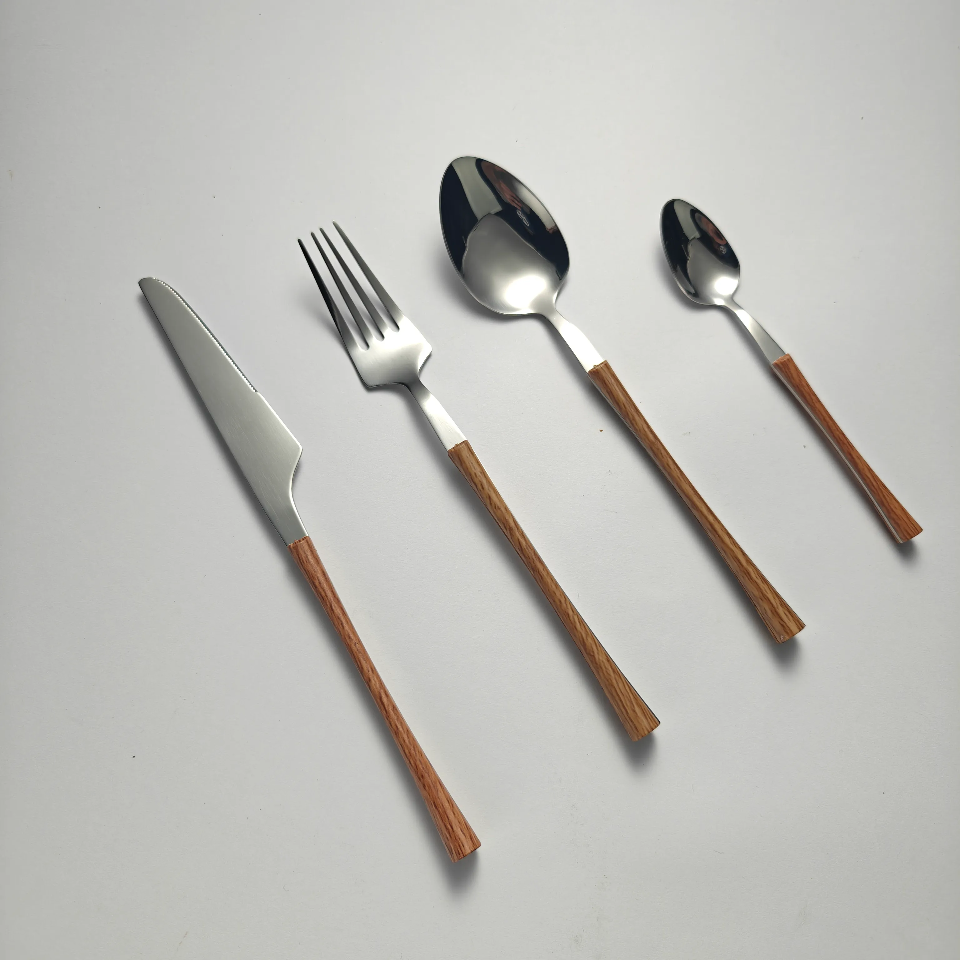 Kunststoffgriff-Bestecksatz in Bulk2